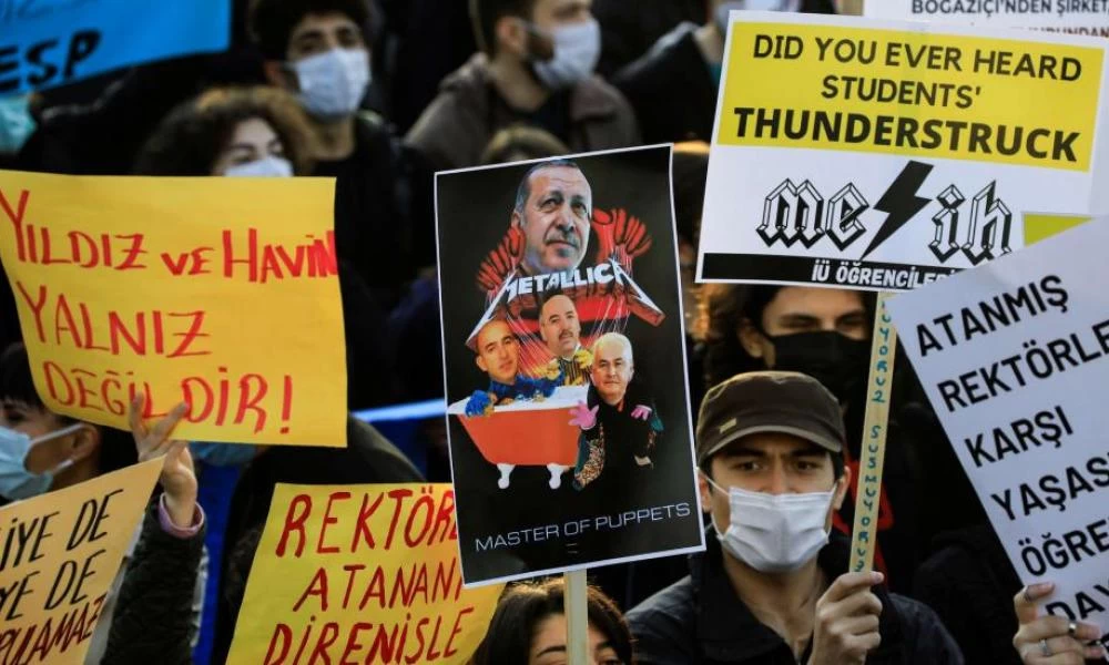 Οι φοιτητές "απειλούν' τον Ερντογάν; Τέταρτη ημέρα έντασης έξω από δικαστήριο